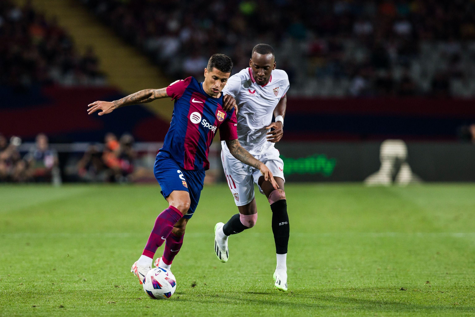 Lukébakio hostiga al lateral Joao Cancelo.
