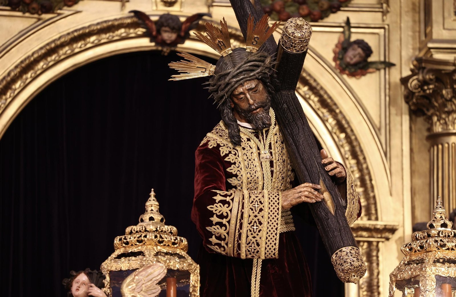 El Gran Poder ya está en su paso con la túnica persa