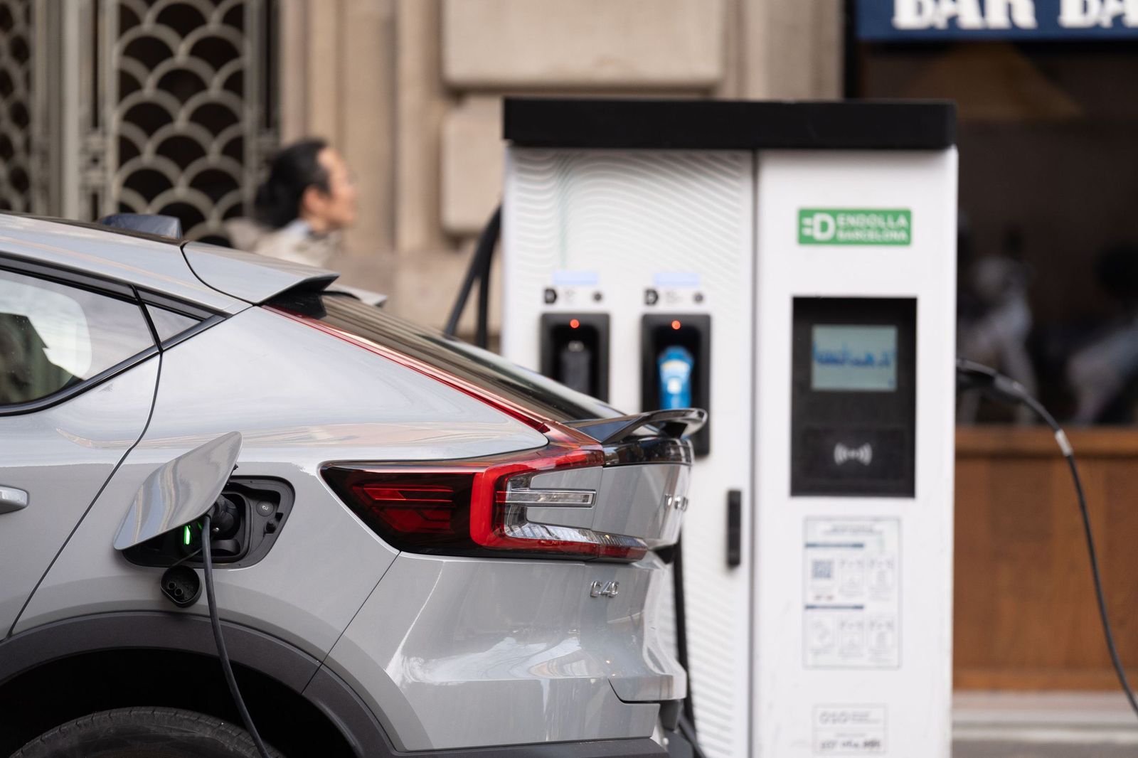 Un coche eléctrico en un punto de carga público.