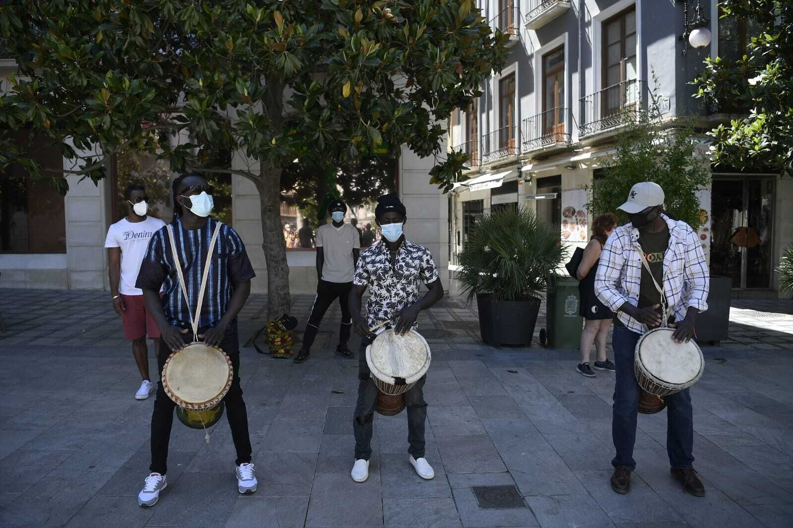 "Ningún ser humano en ilegal": fotos de la manifestación contra el racismo en Granada