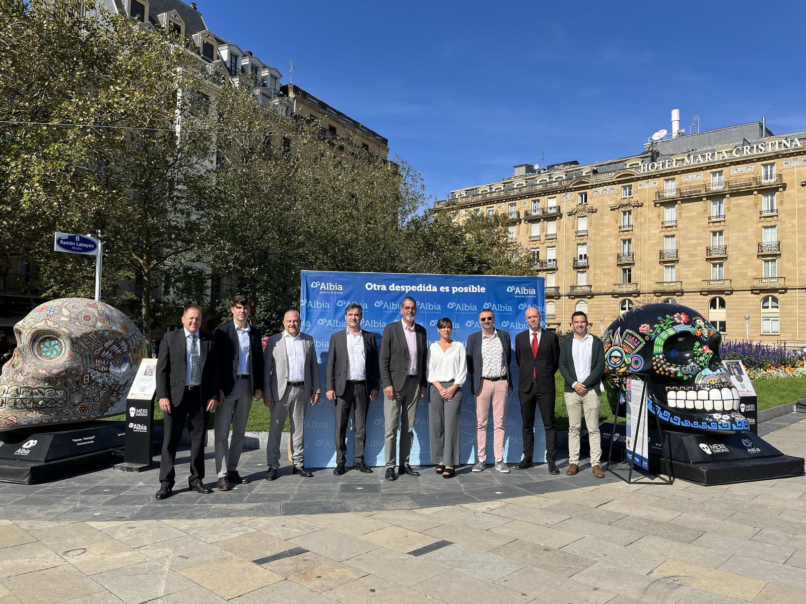 Foto de familia con Eneko Goia, alcalde del Ayuntamiento de San Sebastián. en la Inauguración de Mexicráneos.