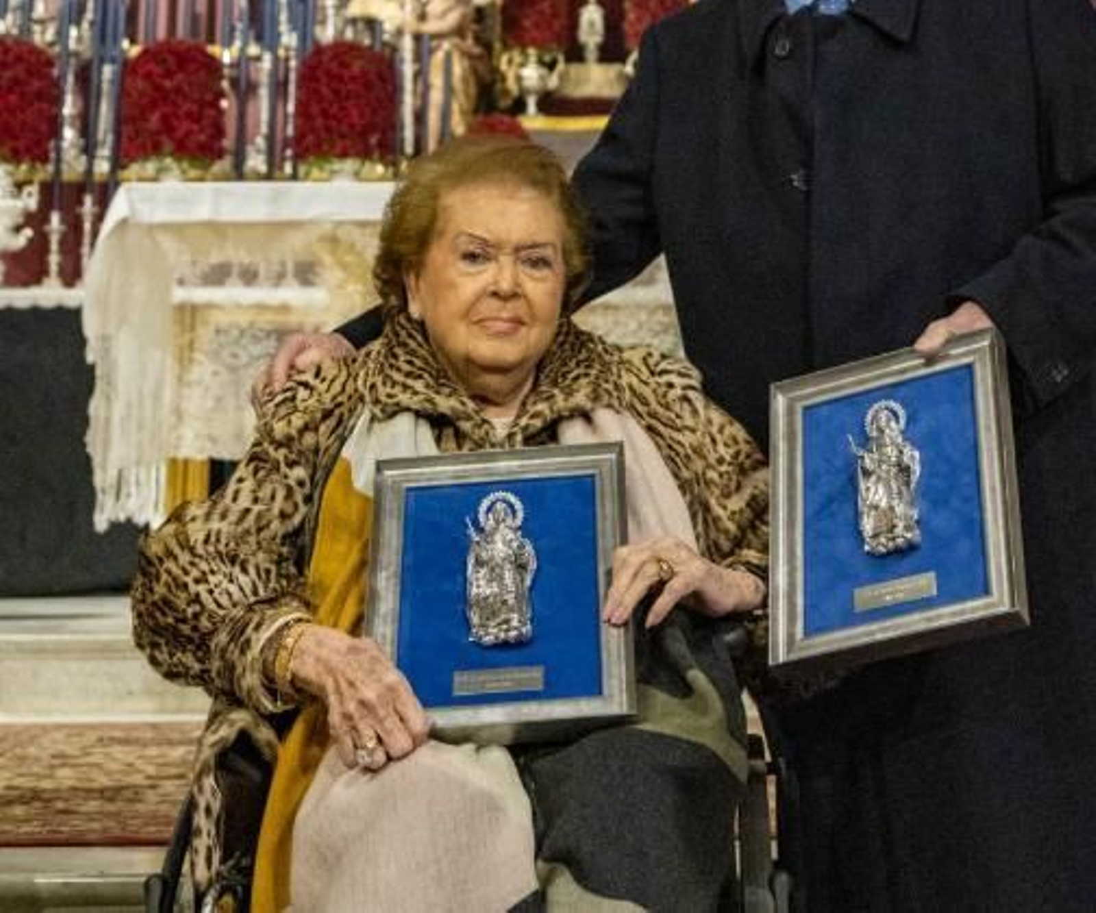 Carmen el día en que se entrega el reconocimiento por sus 75 años de pertenencia a la hermandad
