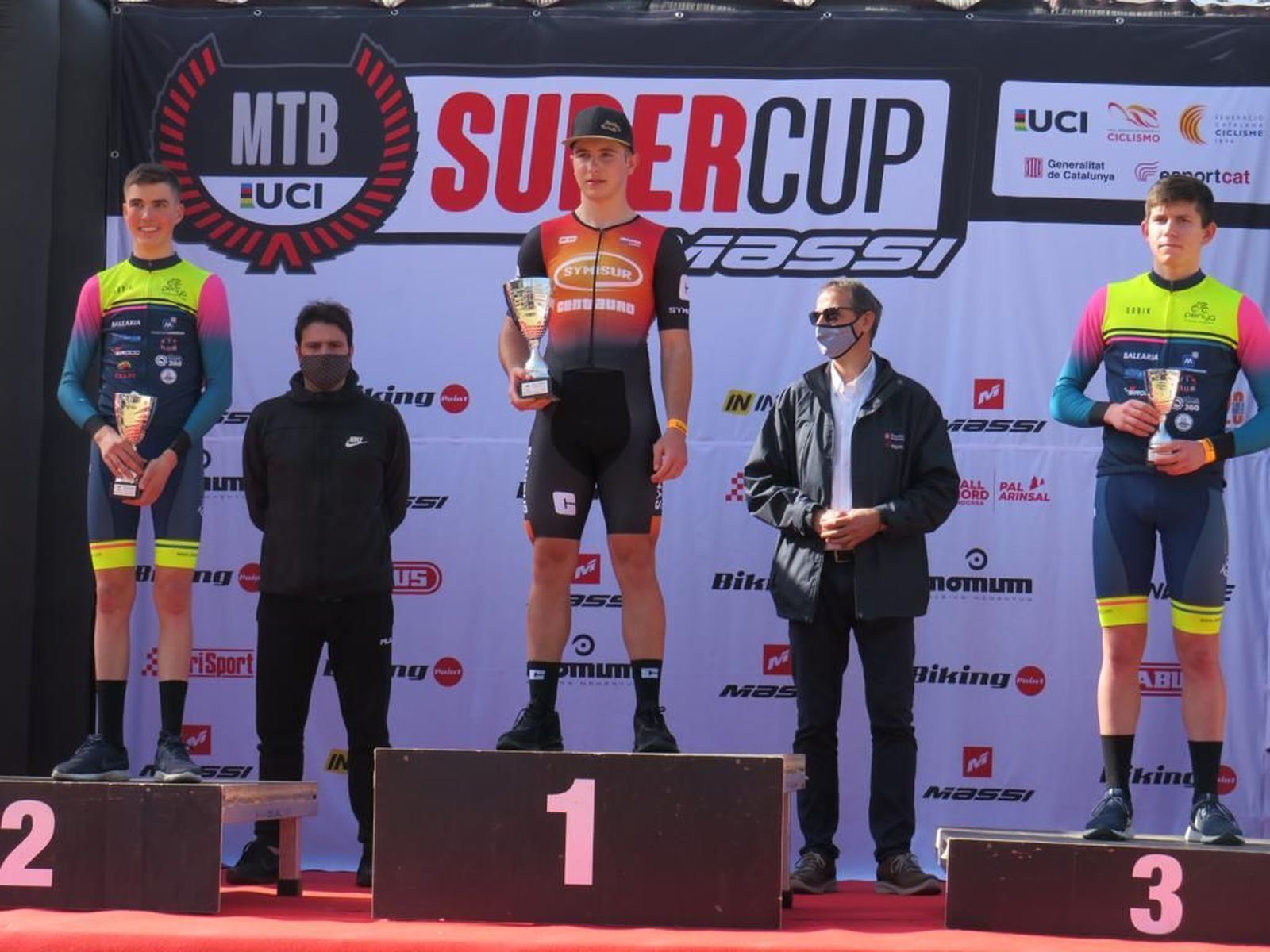 El cadete Hugo Franco posa con su trofeo en lo más alto del podio en Banyoles.