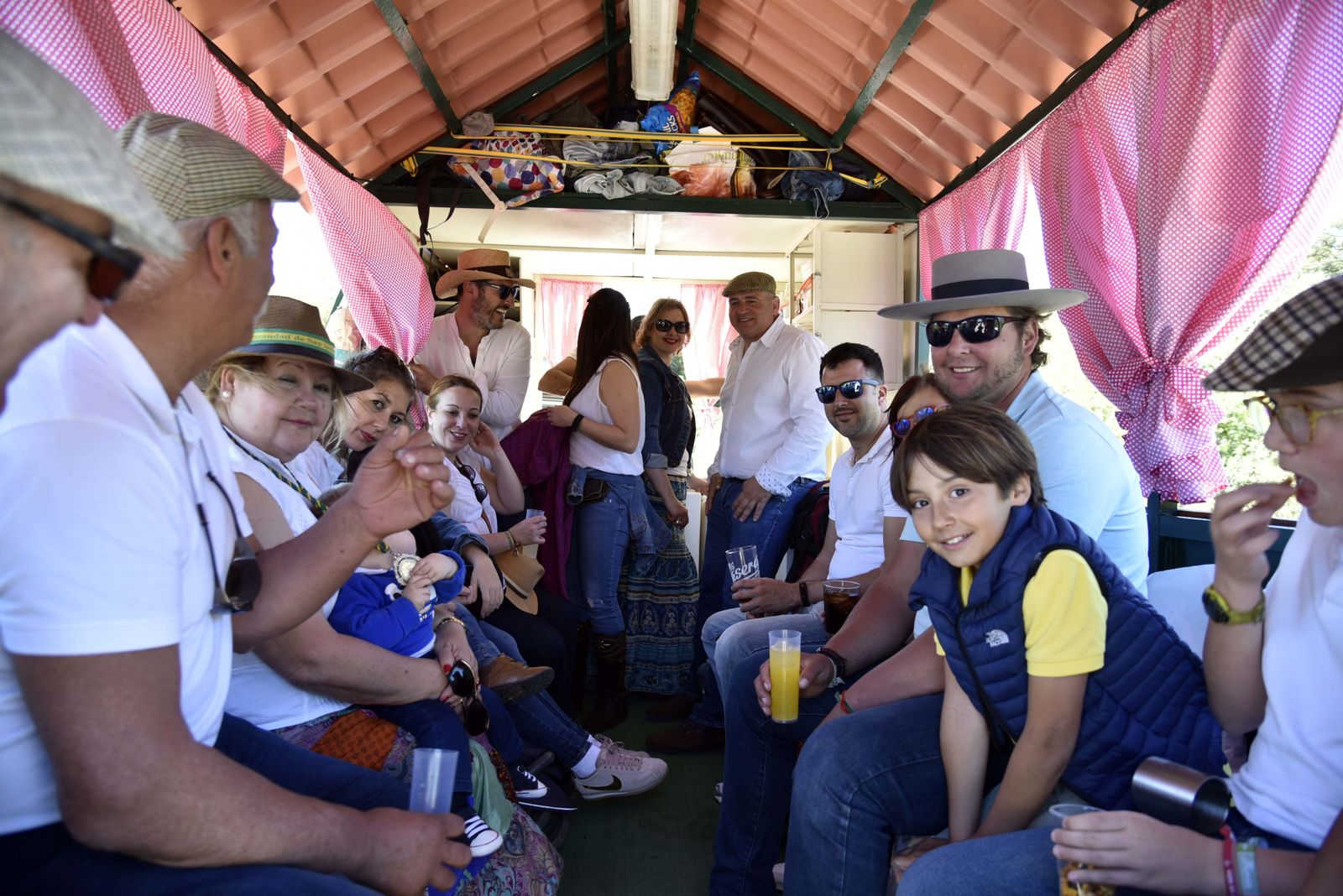 Una familia en una de las carretas de la edición de 2019.