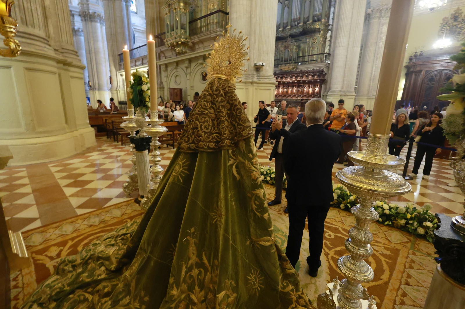 La Esperanza de Málaga ya reposa en la Catedral para recibir culto, en imágenes