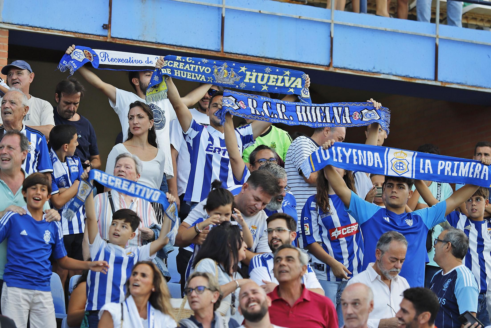 Imágenes del ambiente en el Recreativo de Huelva y Antequera CF