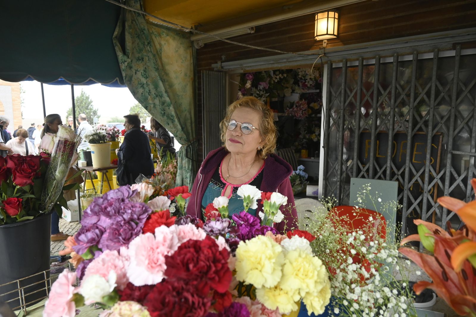 Ambiente en el cementerio de Huelva para el día de todos los Santos.
