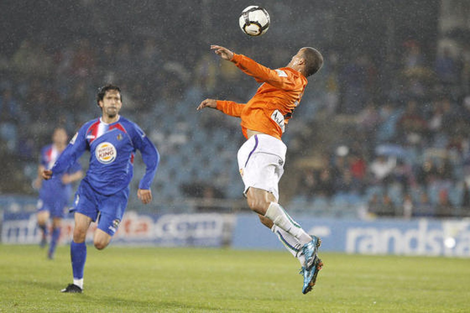 El Málaga pierde en Getafe y cae a puestos de descenso a falta de una jornada. / LOF