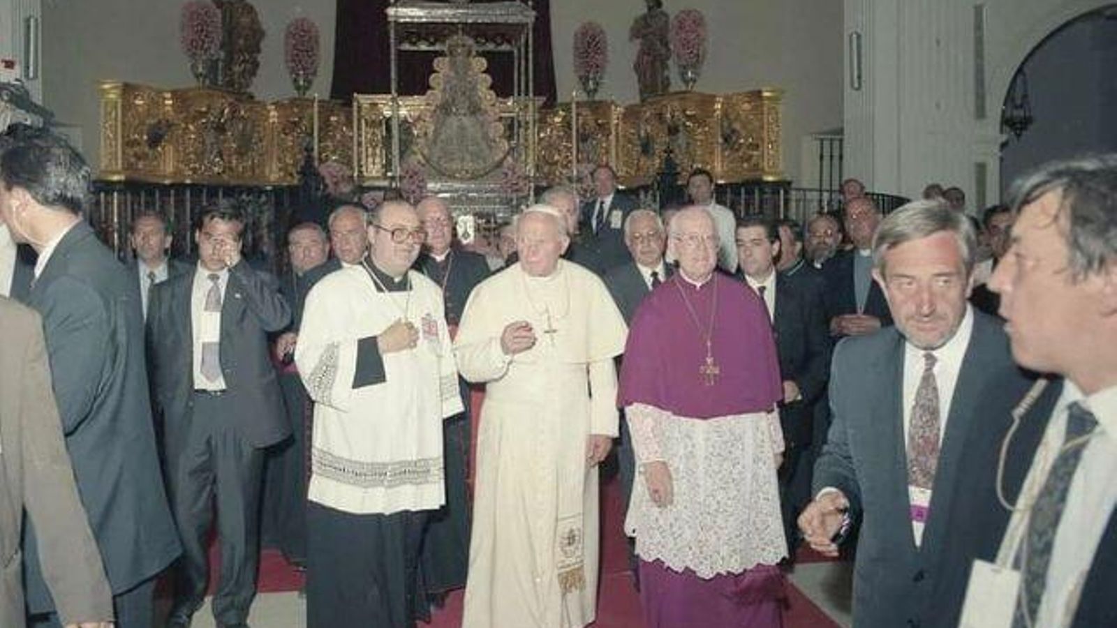 Diego Capado junto al papa Juan Pablo II en su visita a la Virgen del Rocío.