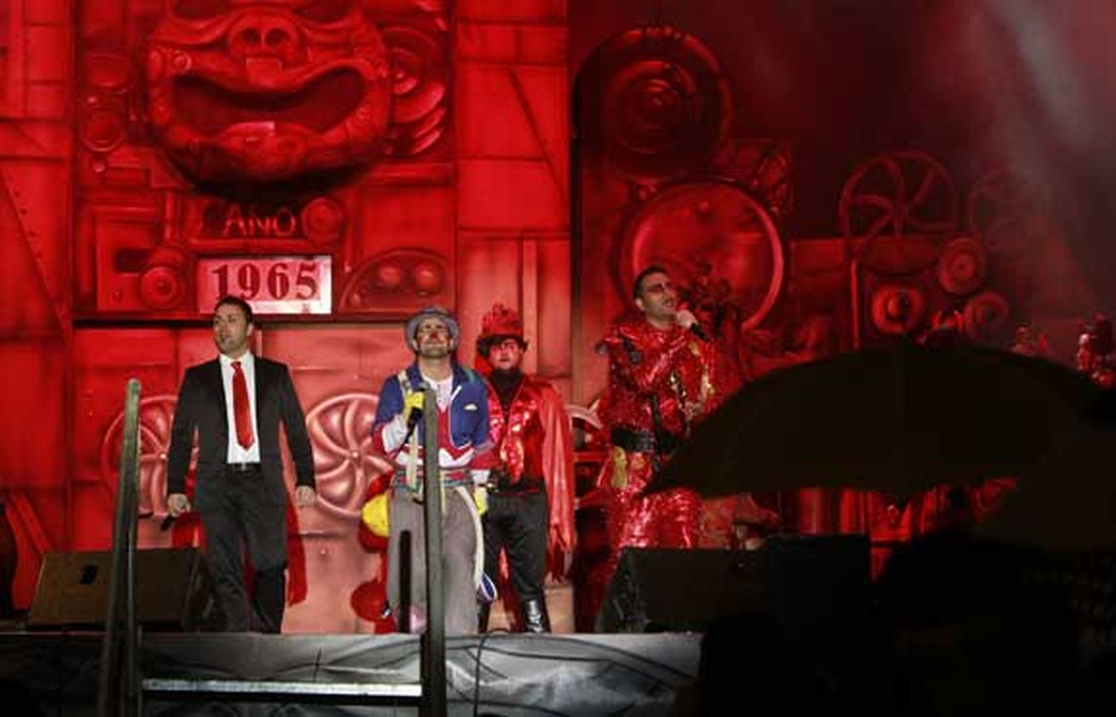 Jesús Bienvenido y Daniel Obregón (integrantes de la comparsa 'Los currelantes') también participaron en el pregón./Fotos:Lourdes de Vicente

Foto: Lourdes de Vicente