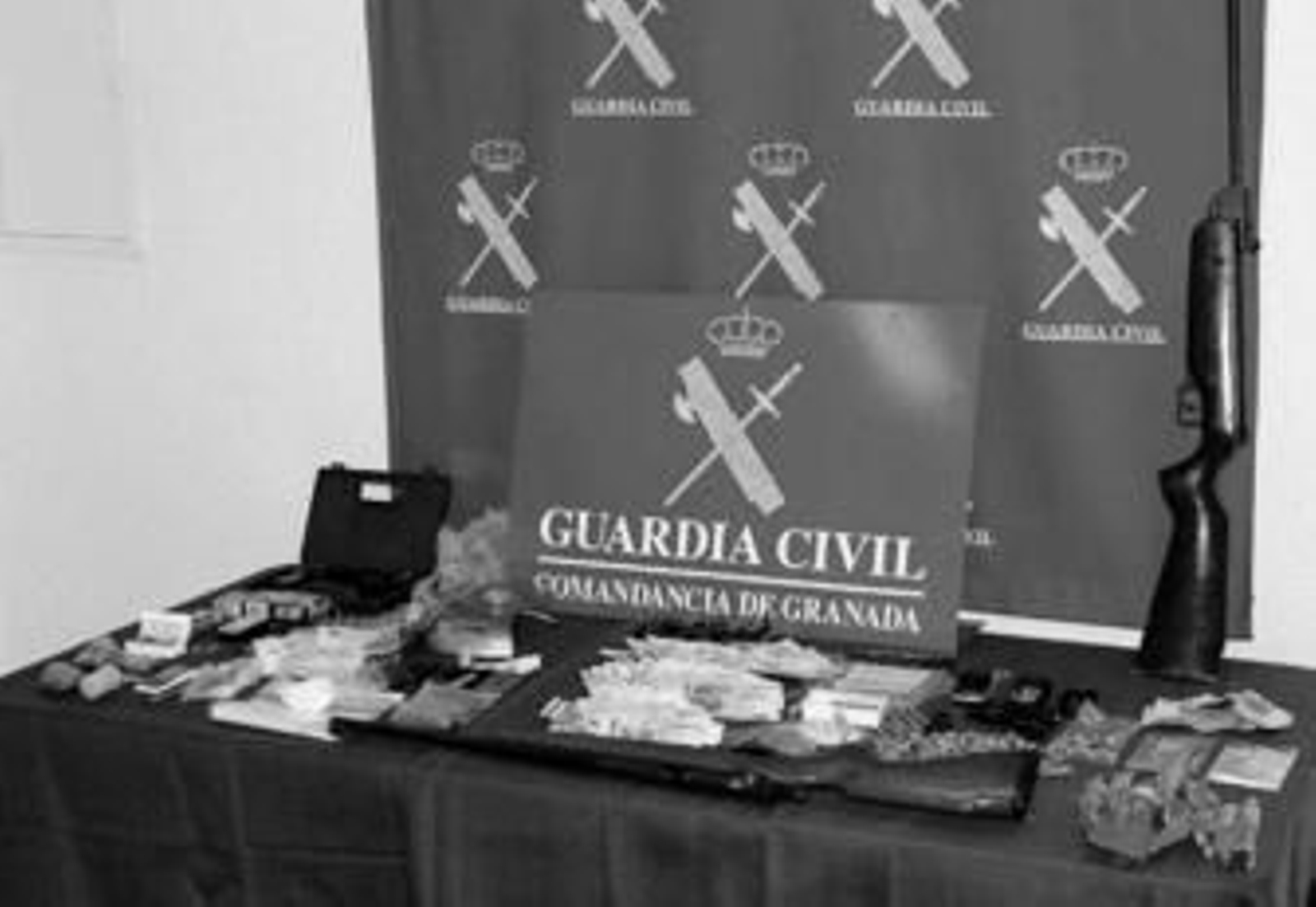 Los agentes intervinieron droga, dinero y armas.