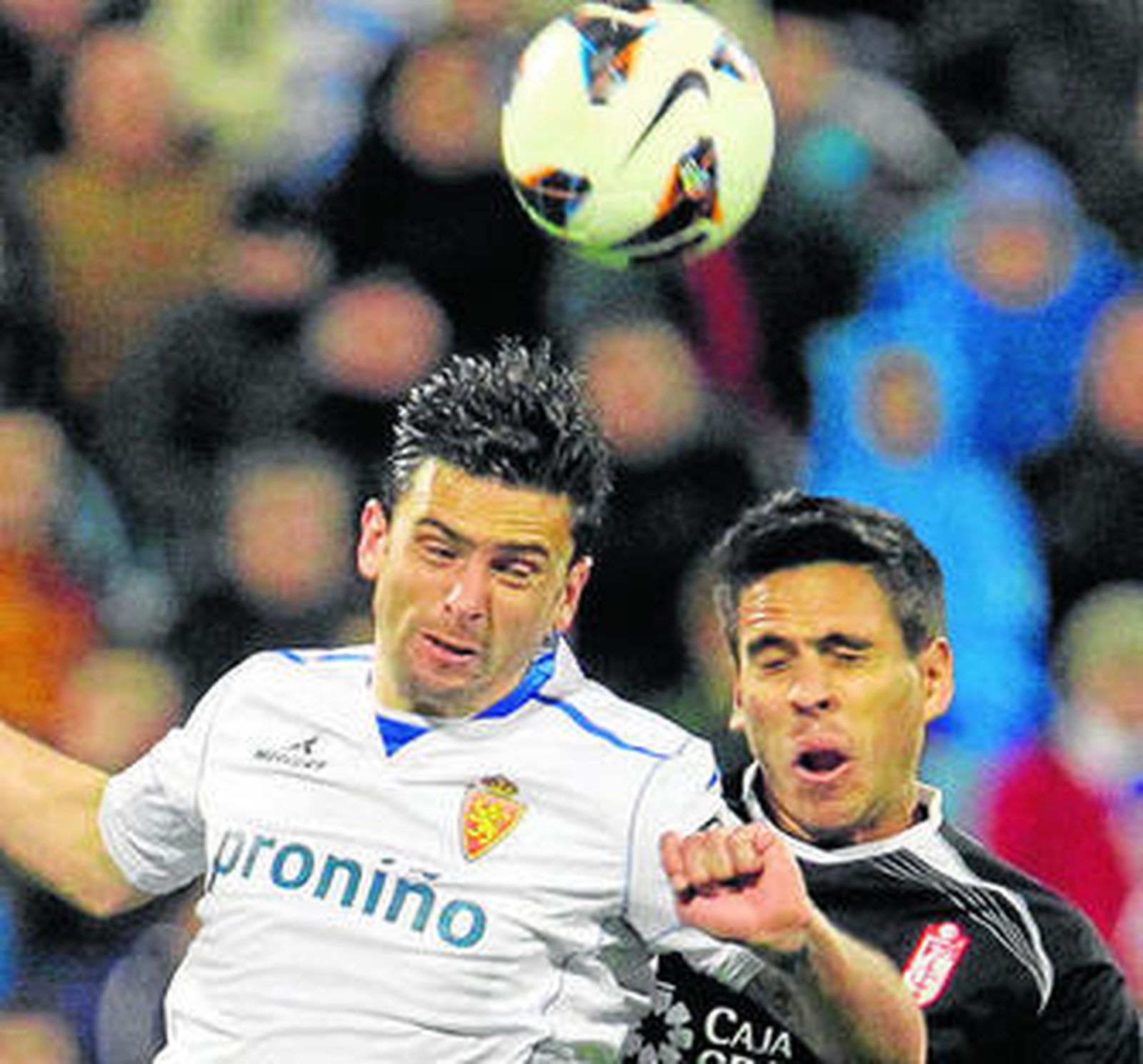 Helder Postiga y Recio pelean por un balón aéreo.