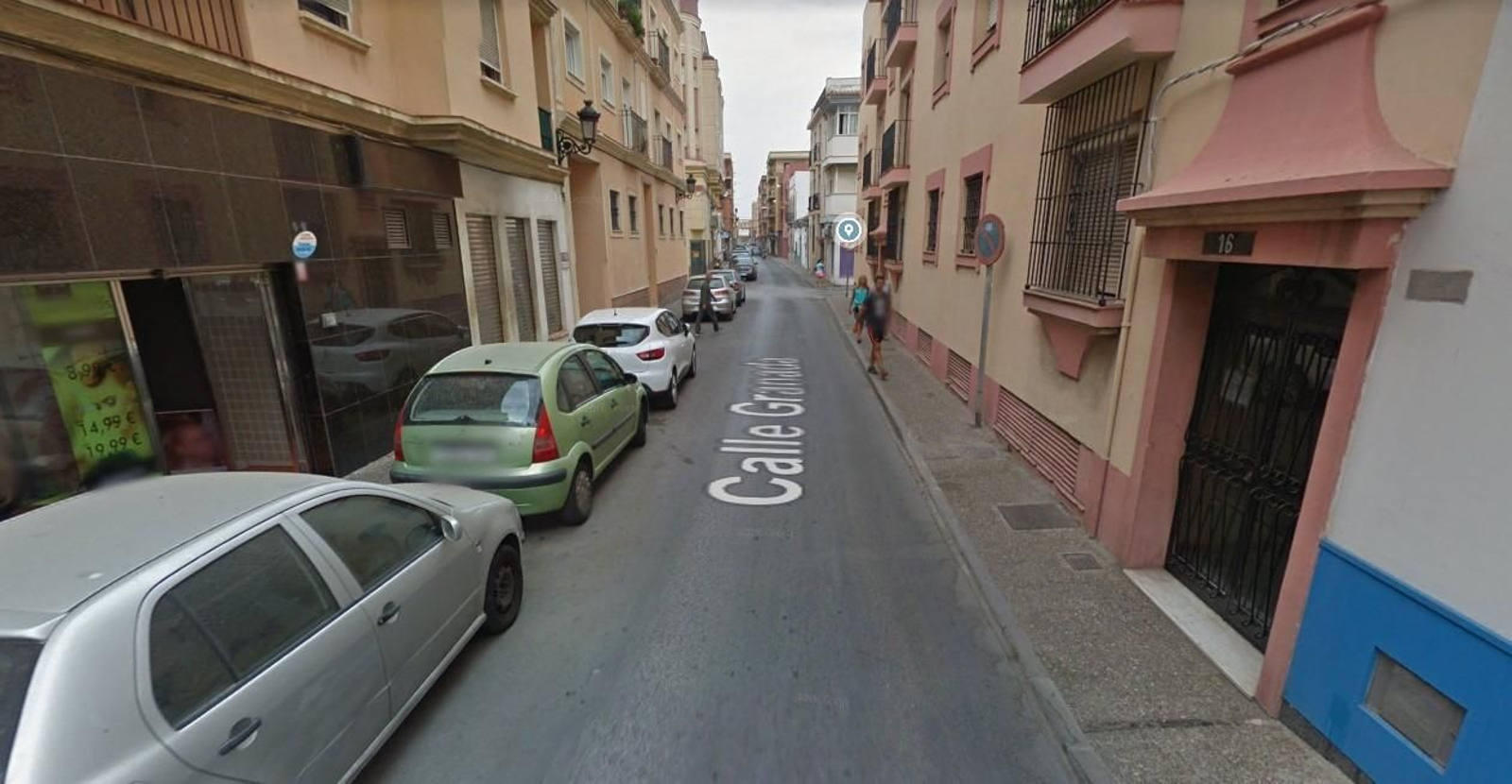 La calle Granada, en La Línea, donde una mujer de avanzada edad fue asaltada, según el bulo.