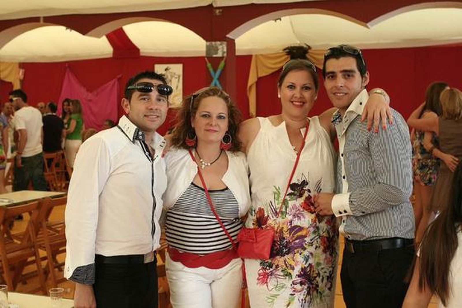 Dos parejas posan en la caseta del Toro Embolao.

Foto: Vanessa Perez