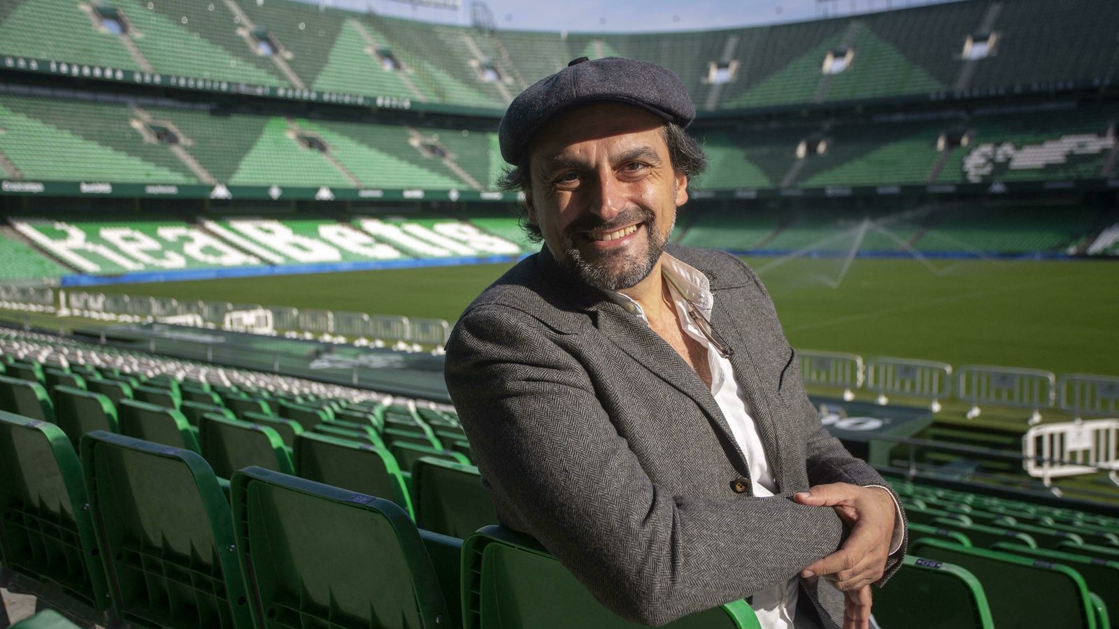 Francisco Campos Barba, director de 'Jesucristo Vive', posa en el campo del Betis.