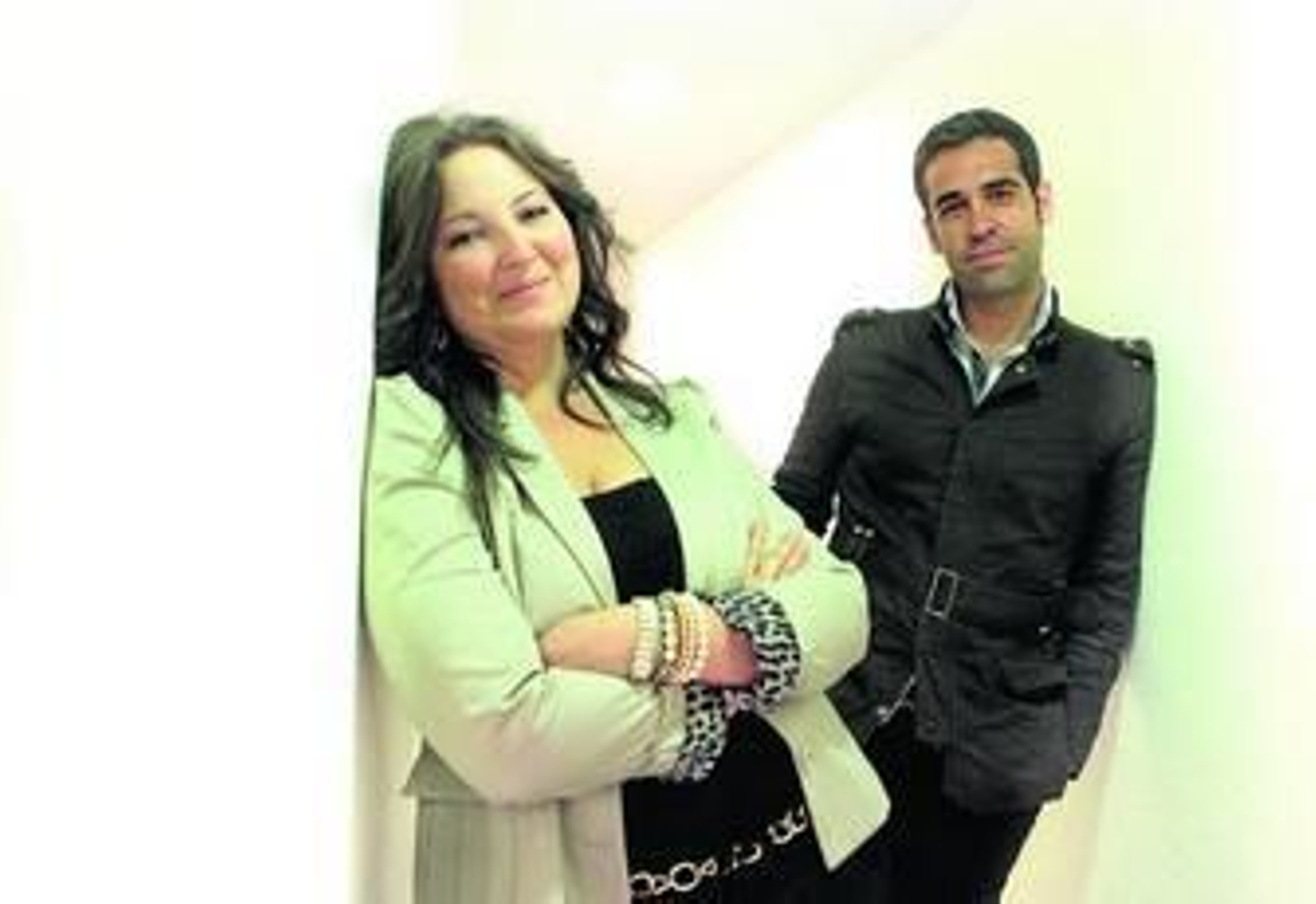 Mariola Cantarero e Ismael Jordi, durante su visita ayer a las instalaciones de 'Diario de Sevilla'.