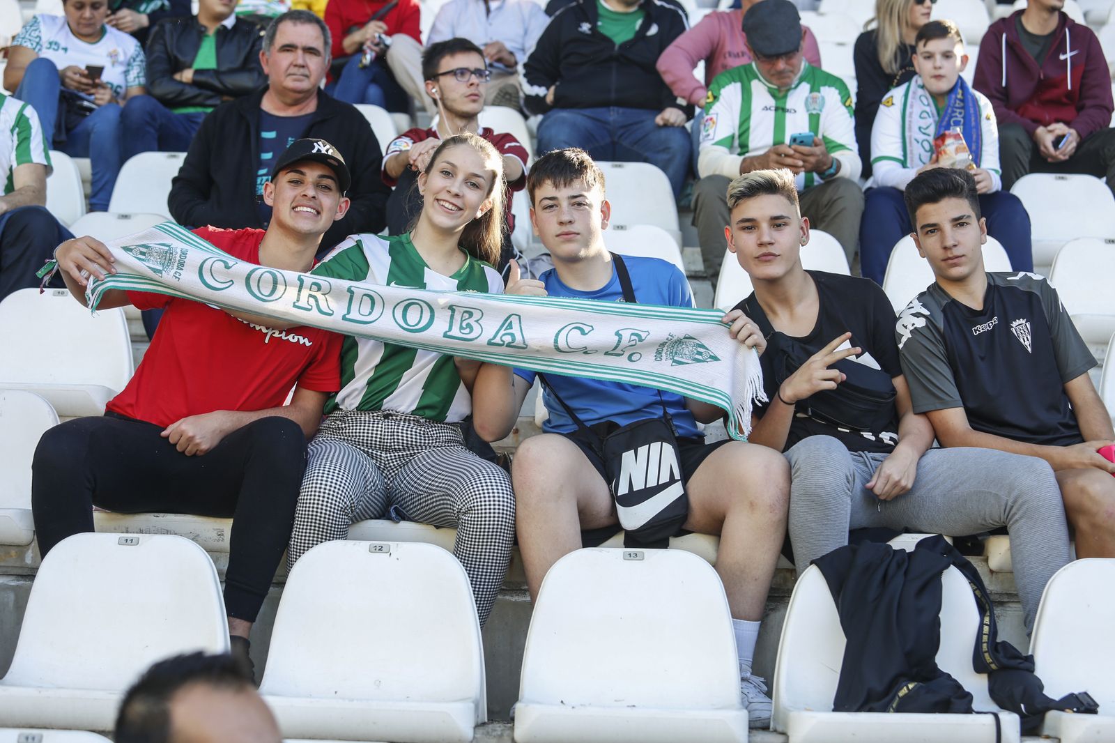 Un grupo de aficionados del Córdoba CF durante un partido en casa.