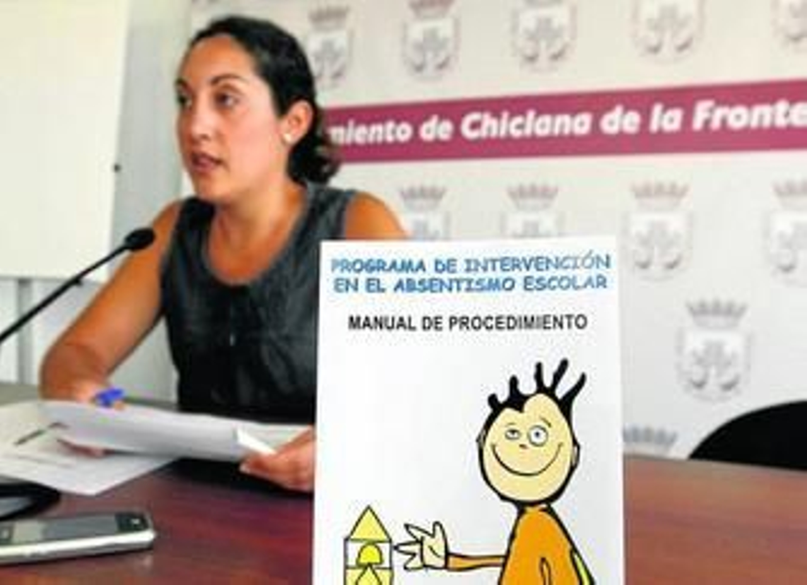 La delegada municipal de Educación, María Eugenia Fernández, ofrece los datos sobre absentismo.