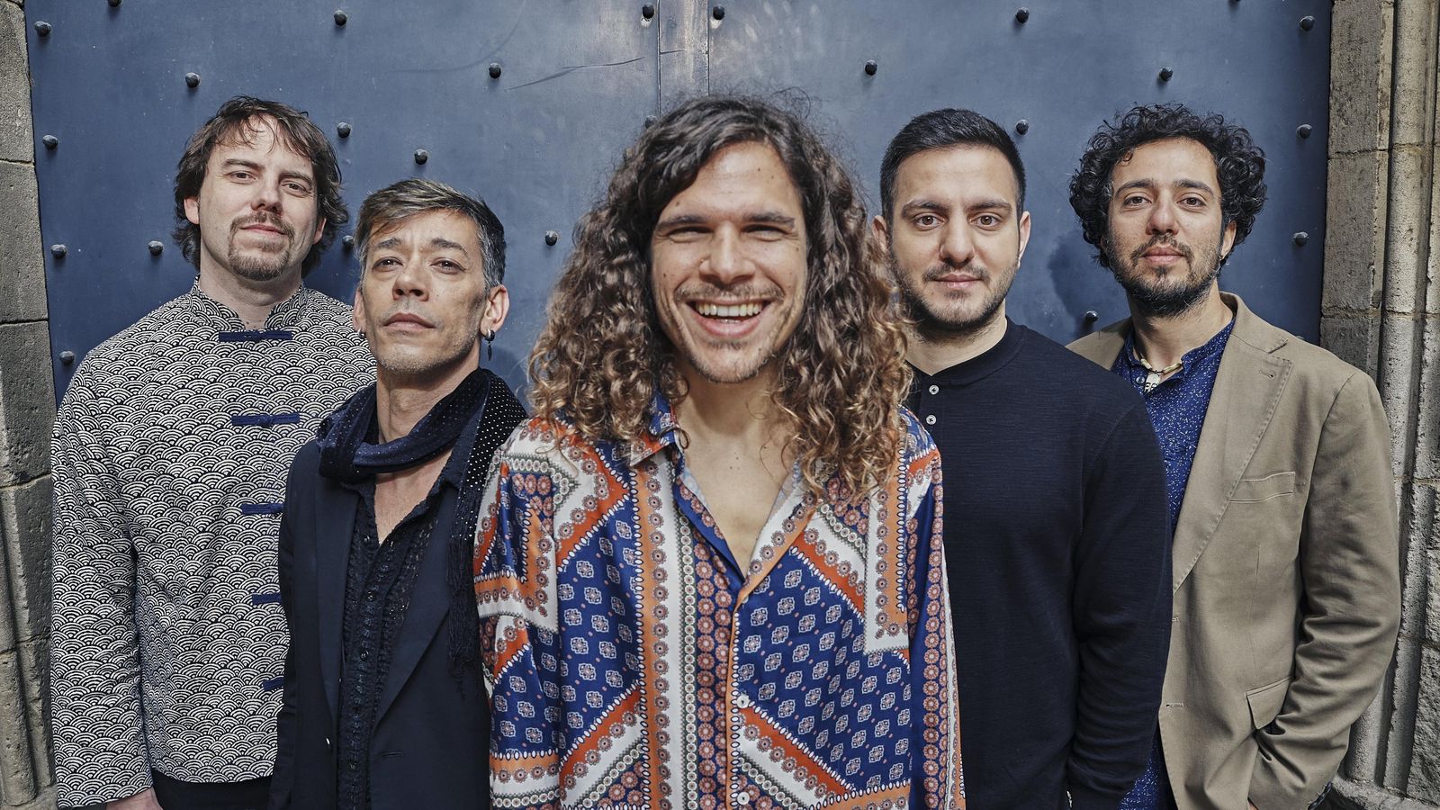 Antonio Lizana, con el grupo con el que realiza los conciertos. Antonio Lizana, con el grupo con el que realiza los conciertos.