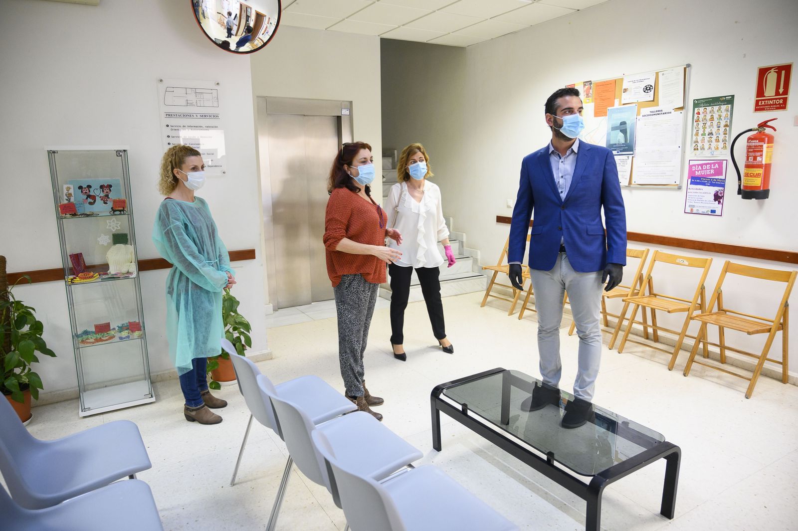 El alcalde, en uno de los centros sociales del Ayuntamiento