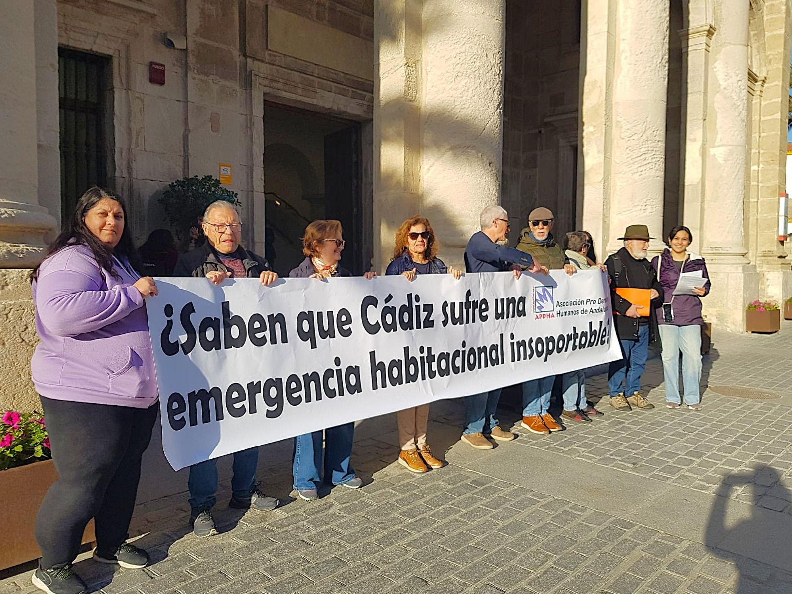 Una imagen de la protesta de la APDHA en las Jornadas de Vivienda Social Pública que se celebran en Cádiz.