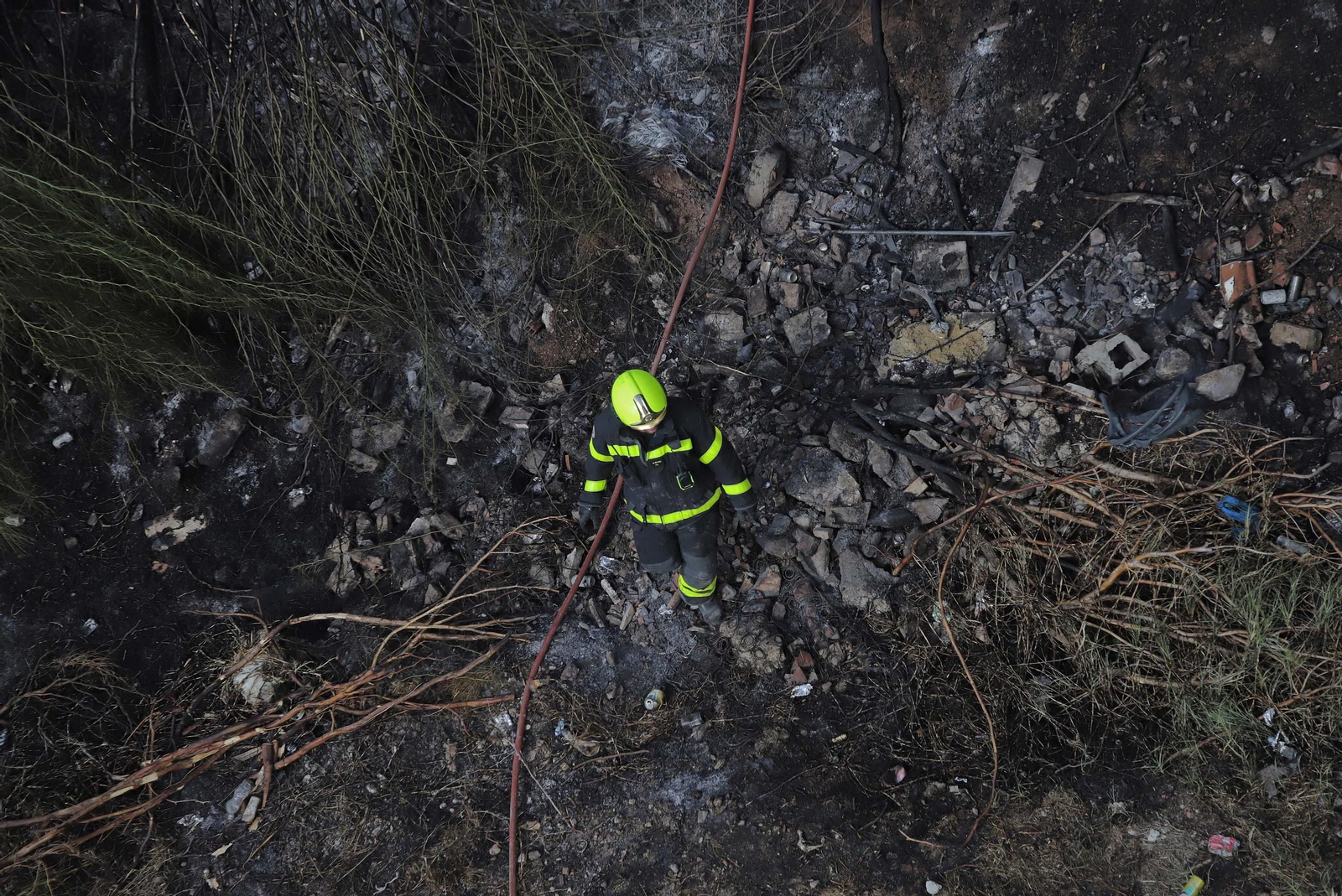 Fotos del incendio cercano al Bahía Park en la calle Sardina de Algeciras