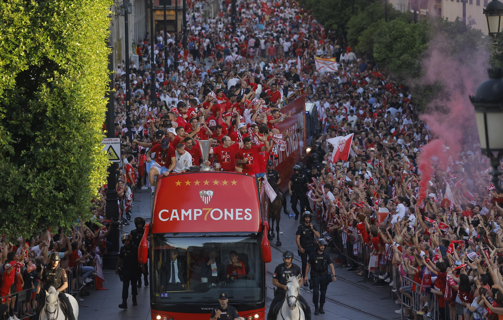 Las imágenes del Sevilla fc por las calles de Sevilla como campeón de la Europa League
