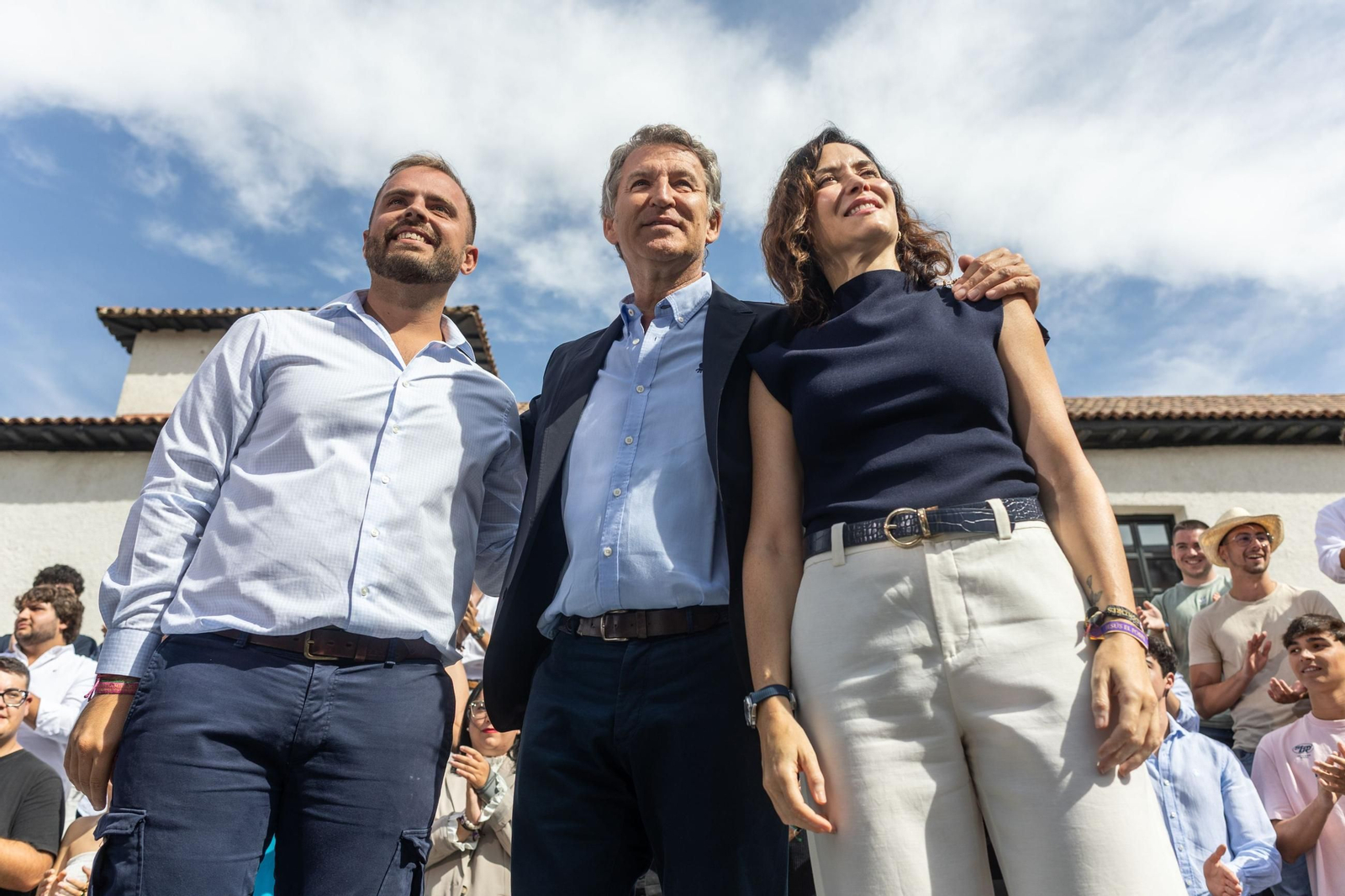 Alberto Núñez Feijóo, flanqueado por el alcalde de Arganda del Rey, Alberto Escribano, e Isabel Díaz Ayuso.
