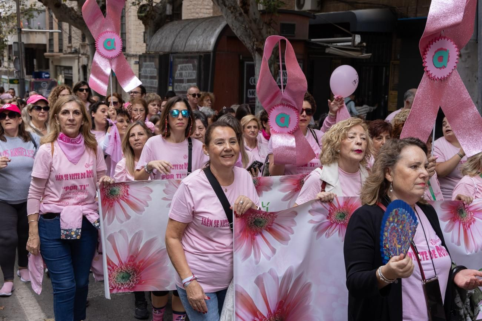 Jaén se viste de rosa con una marcha reivindicativa contra el cáncer de mama