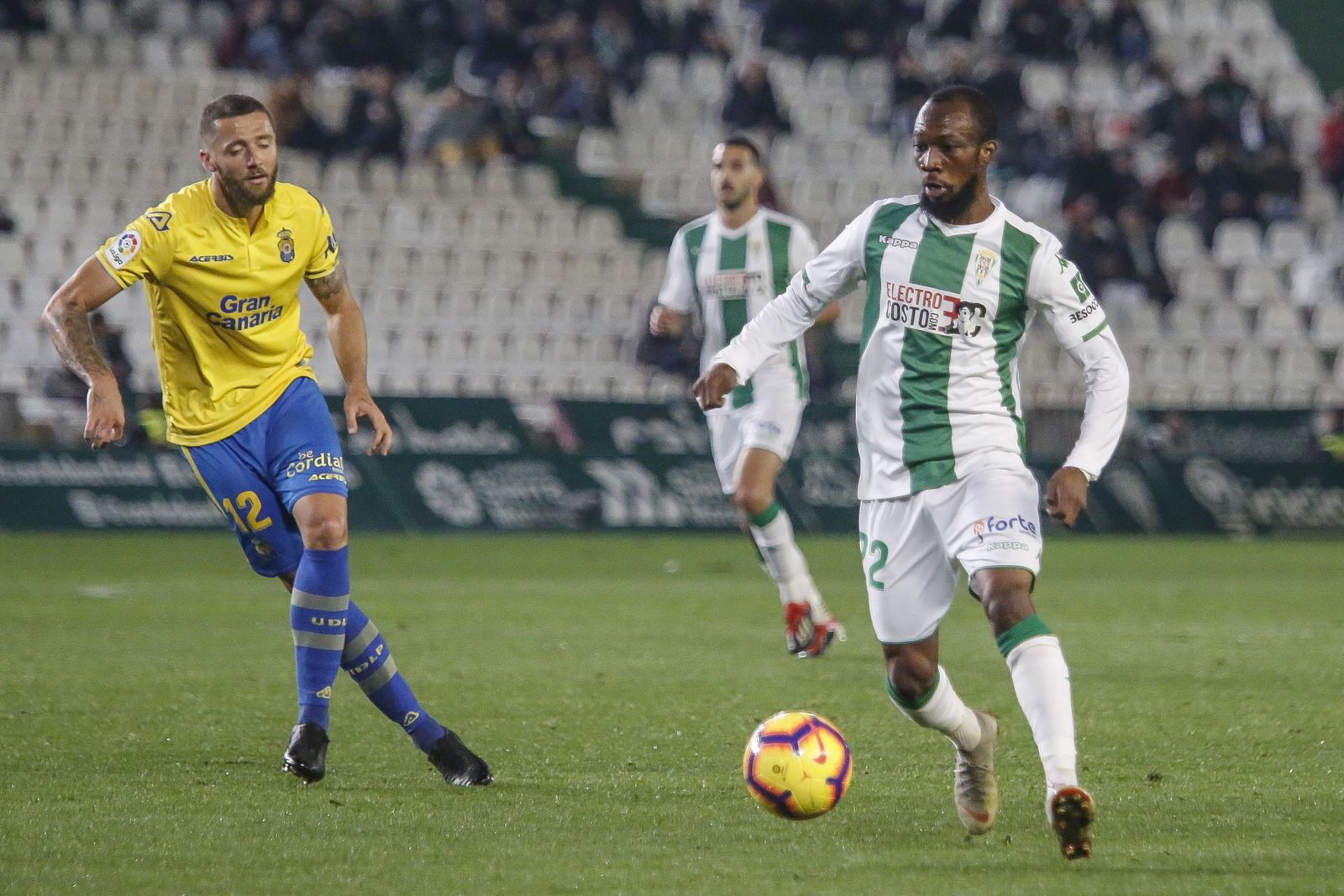 Blati Touré sortea a Timor durante el partido ante Las Palmas.