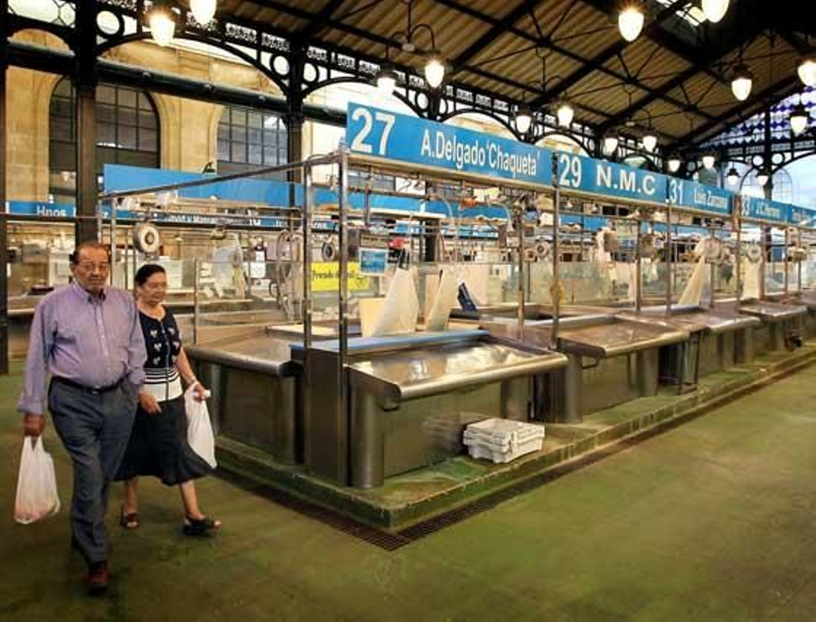 Puestos de pescado vacíos en la plaza de abastos, imagen más propia de un lunes que de un miércoles.

Foto: M.A. González