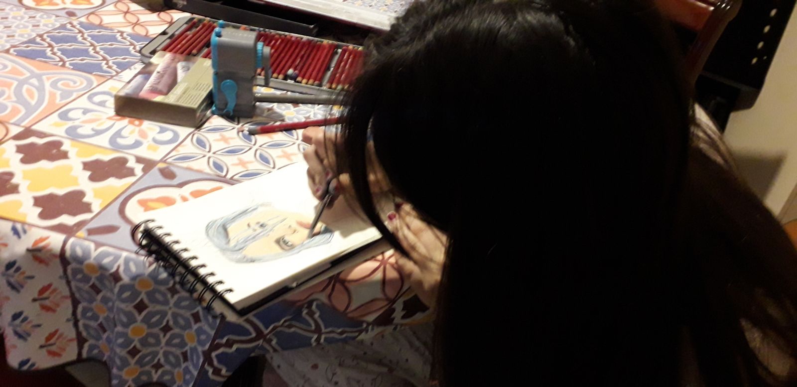Una joven portuense, dibujando durante el confinamiento.