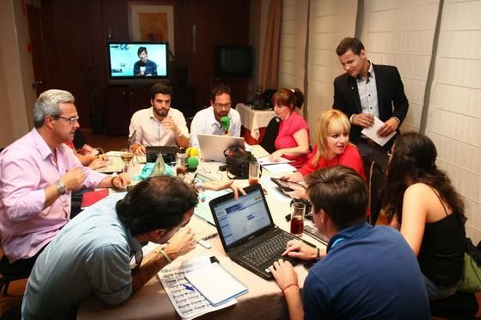 El equipo del PP sigue el escrutinio de votos desde el Hotel NH Luz. /Alberto Domínguez