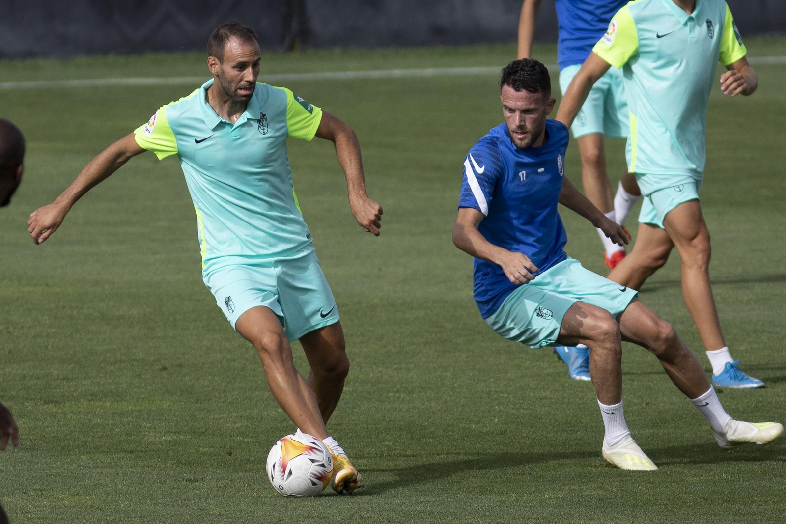 Víctor Díaz ante Quini, en el partidillo de entrenamiento del pasado viernes