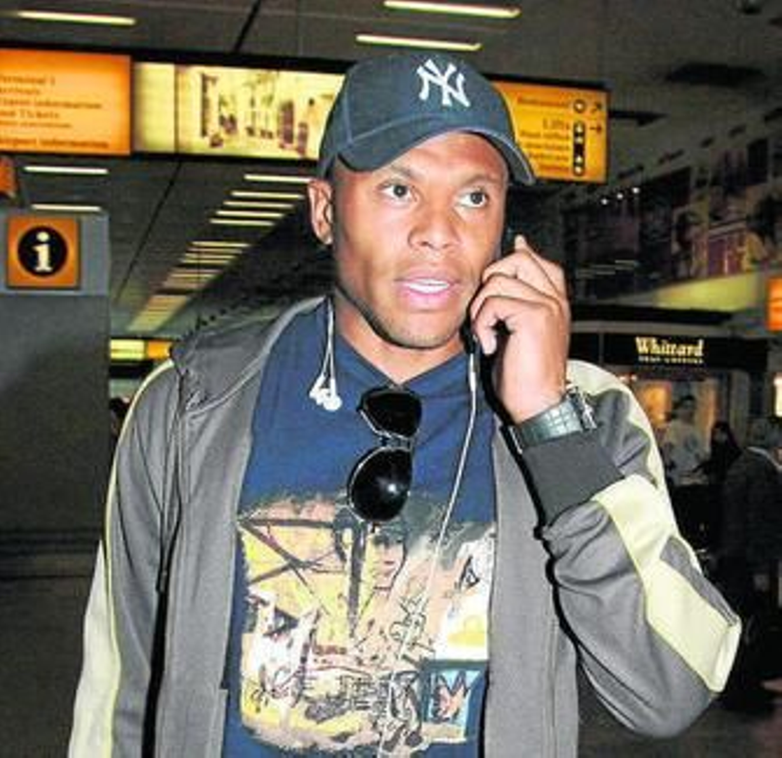 Julio Baptista habla por teléfono.