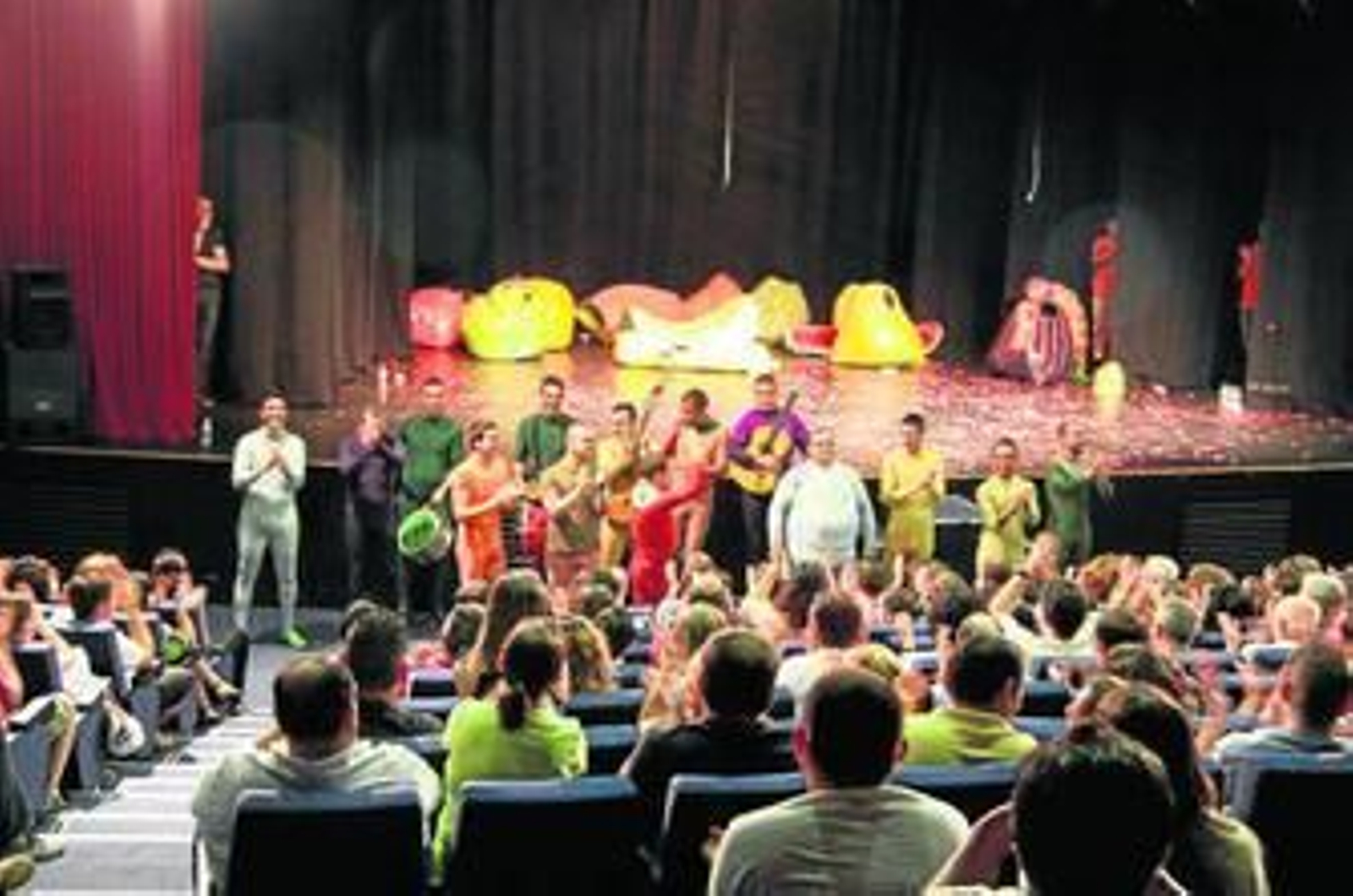 La chirigota 'Ricas y maduras' actuando en la primera edición del festival Sanfercai.