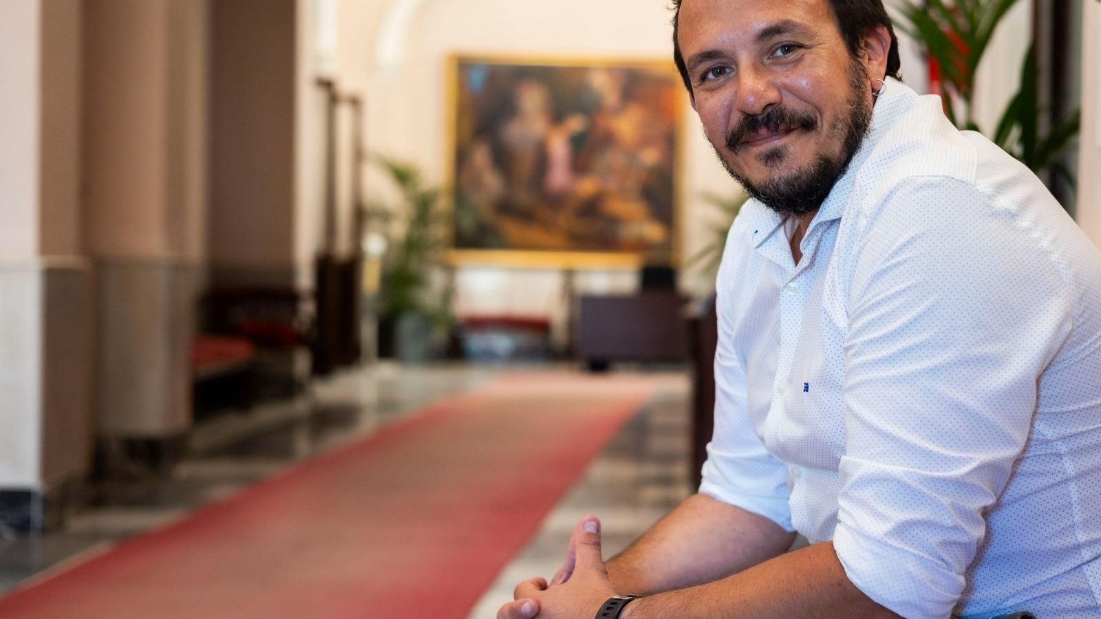 El alcalde posa en un pasillo del Ayuntamiento de Cádiz.