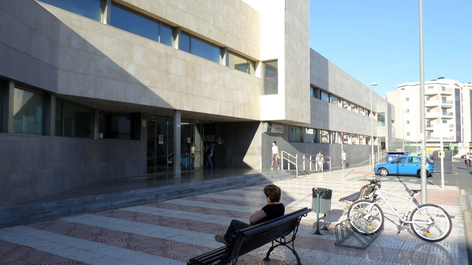 Fachada exterior del centro de salud de Roquetas Sur.