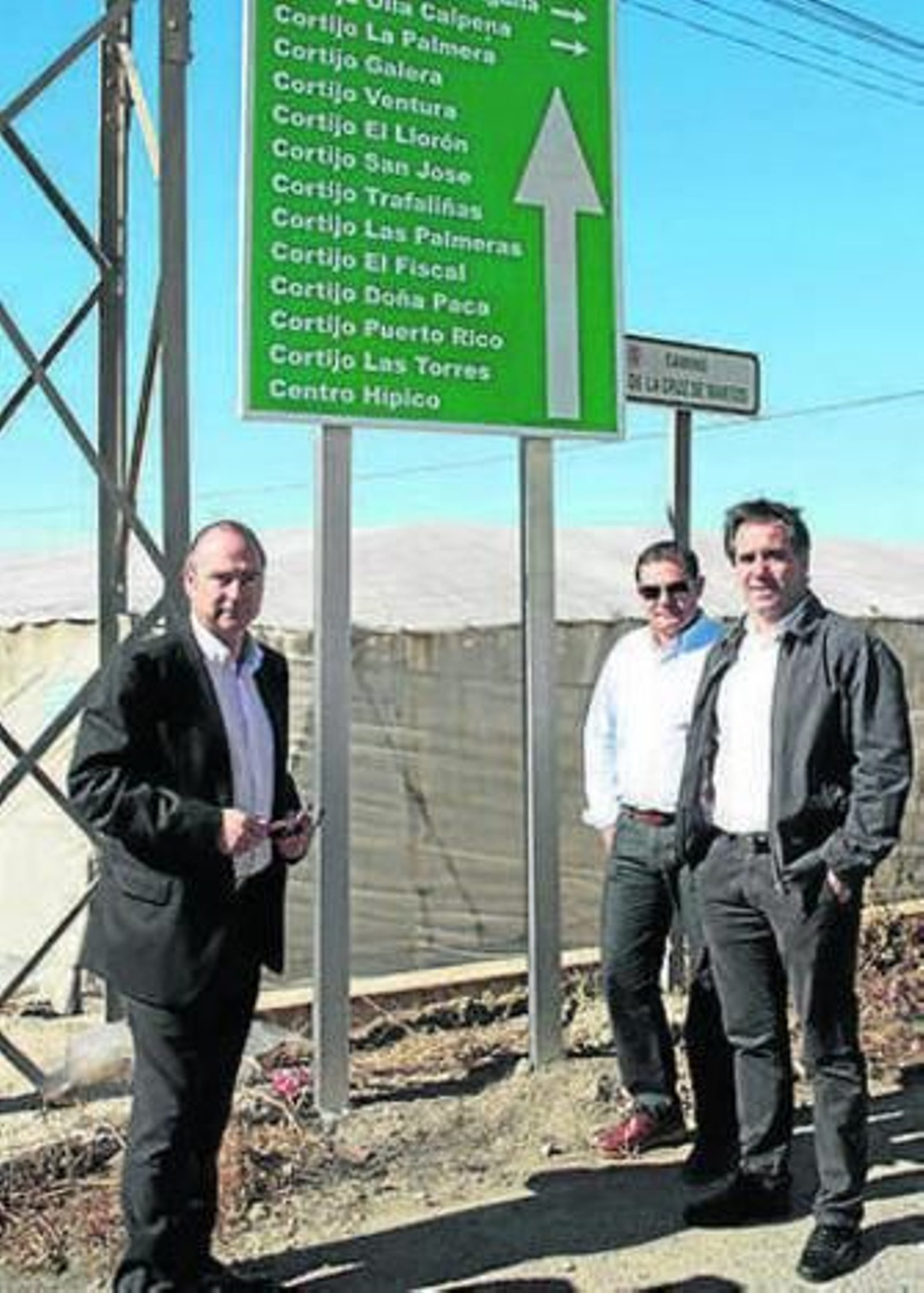 El alcalde, al lado de una señal.