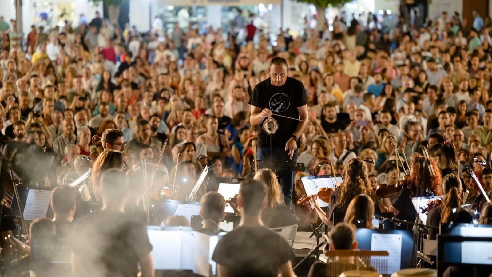 Aspecto que presentaba la plaza del Rey de San Fernando durante la Noche Blanca. En la imagen, la orquesta The Playbillers. Aspecto que presentaba la plaza del Rey de San Fernando durante la Noche Blanca. En la imagen, la orquesta The Playbillers.