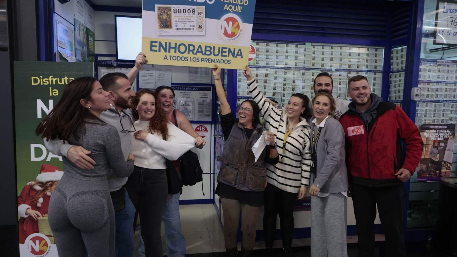 María José Rodríguez sostiene el cartel con el número del Gordo, rodeada de amigos y familiares.