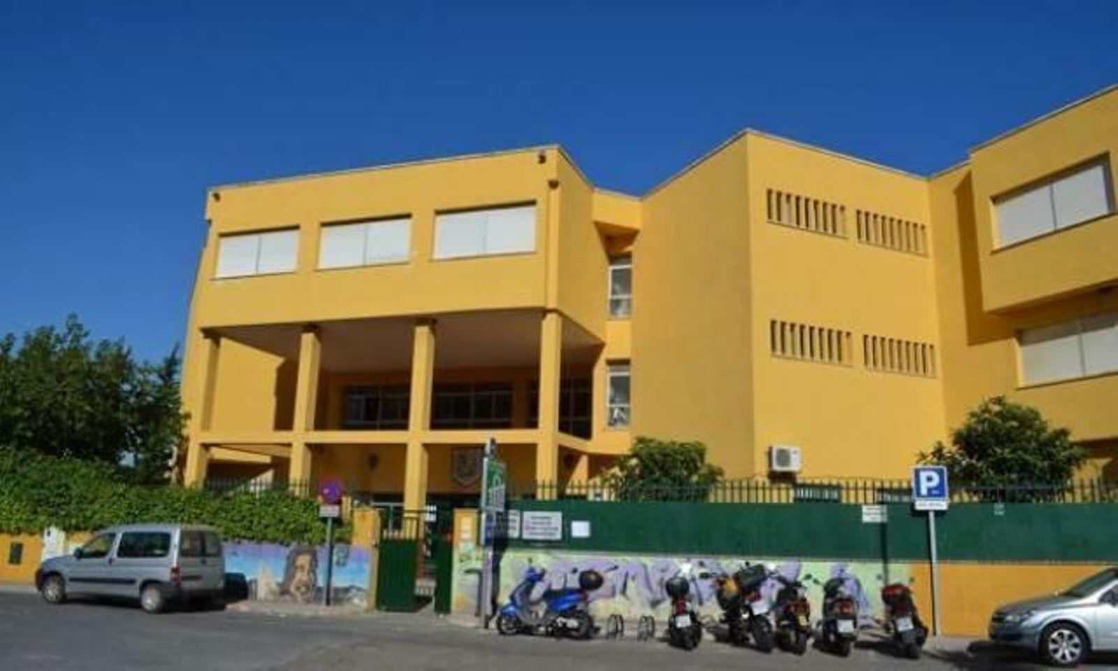 Fachada del Instituto Bezmiliana donde trabaja la docente.