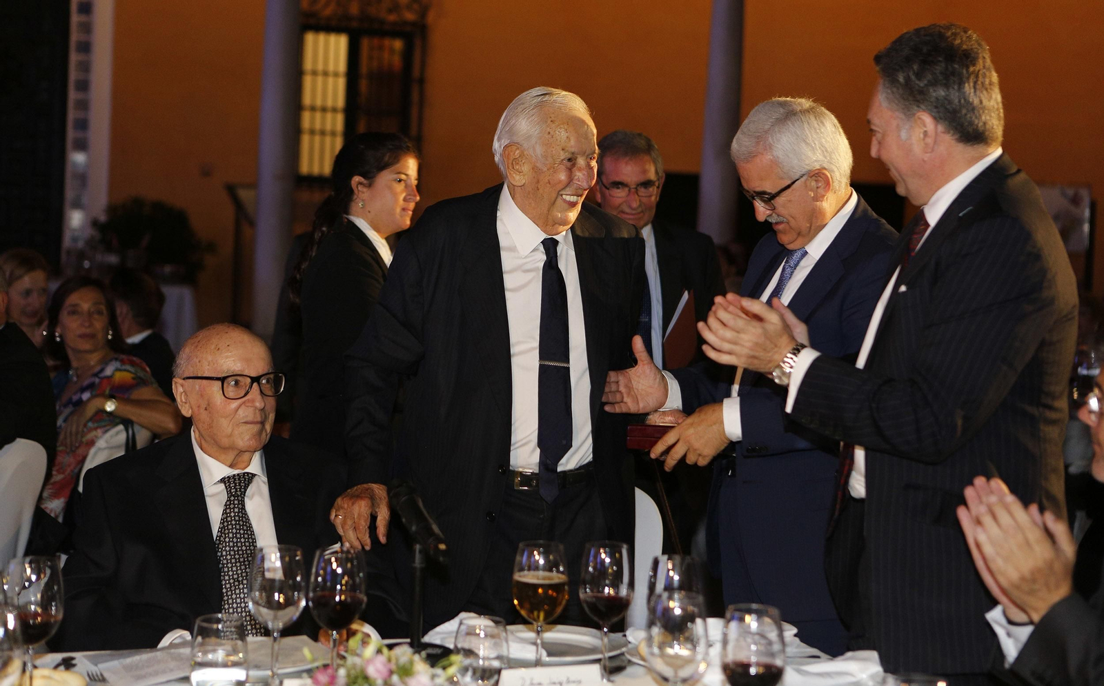 Manuel Olivencia agradece la concesión del premio Manuel Clavero.