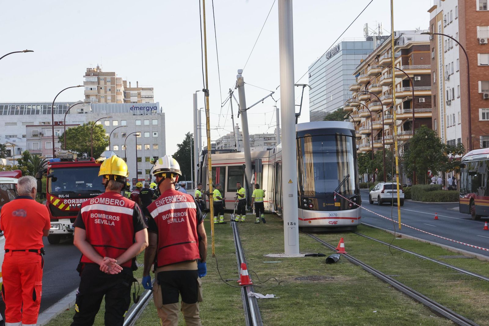 Las fotos del descarrilamiento del tranvía en la avenida de San Francisco Javier de Sevilla