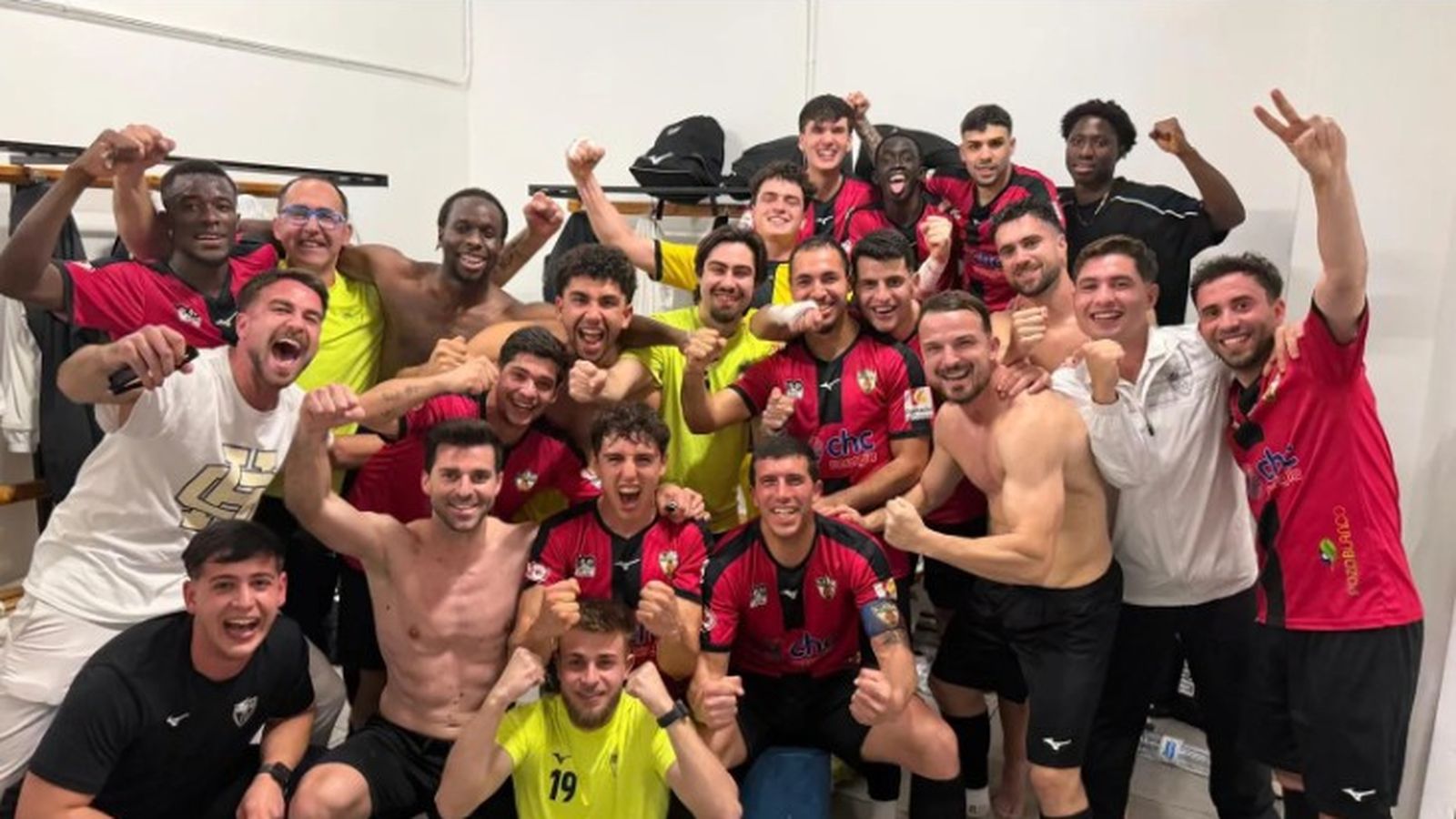 La plantilla del Pozoblanco festeja en vestuaios su triunfo en Huelva