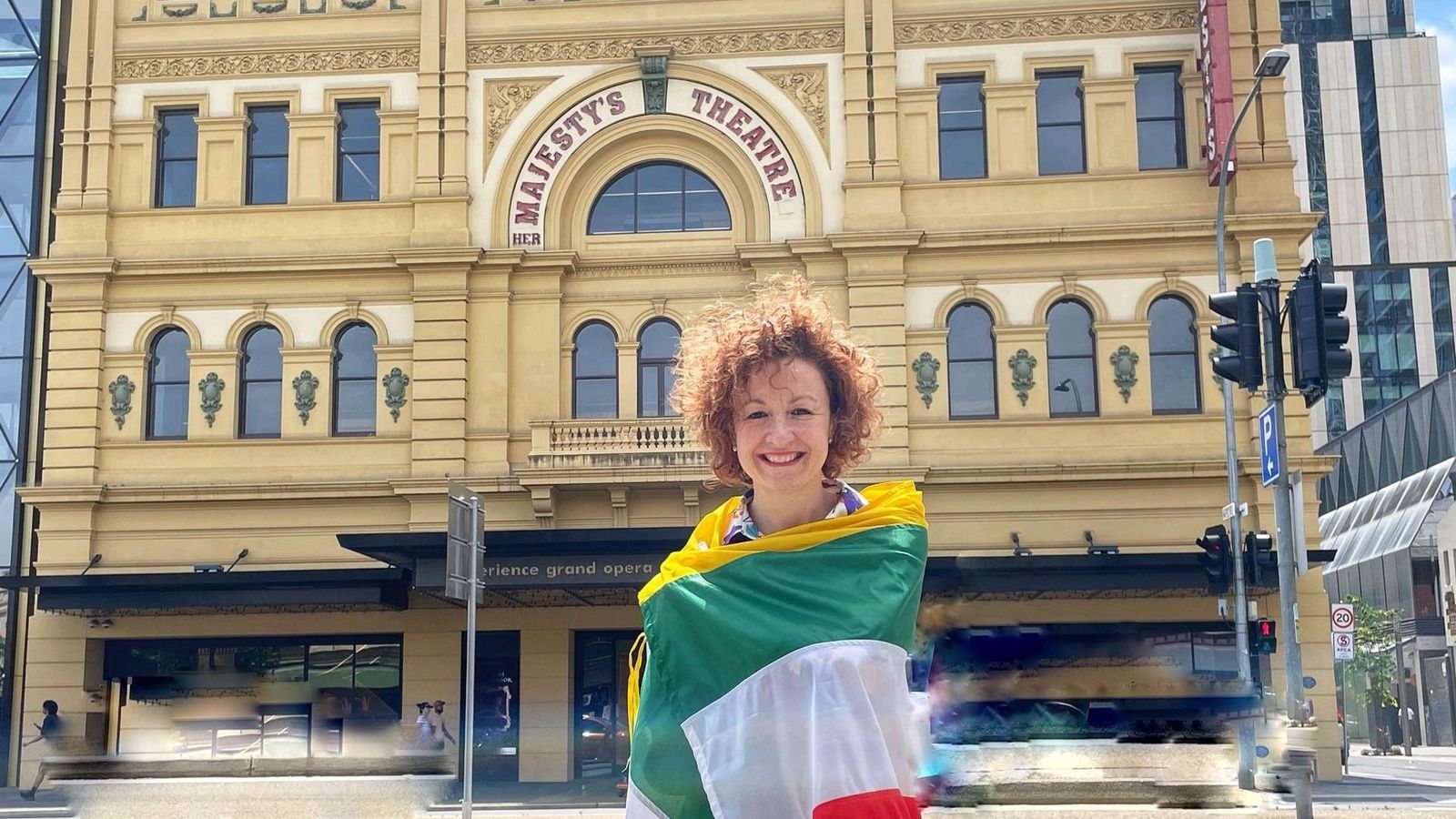 Lucía Marín posa en Australia envuelta en la bandera de Linares.