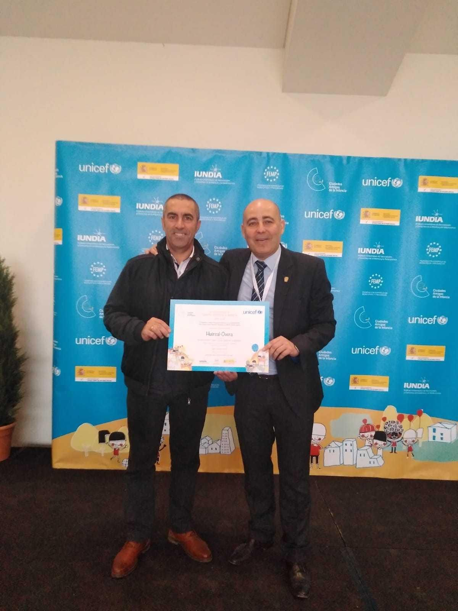 El concejal de Bienestar y el alcalde recogieron el sello en Oviedo.