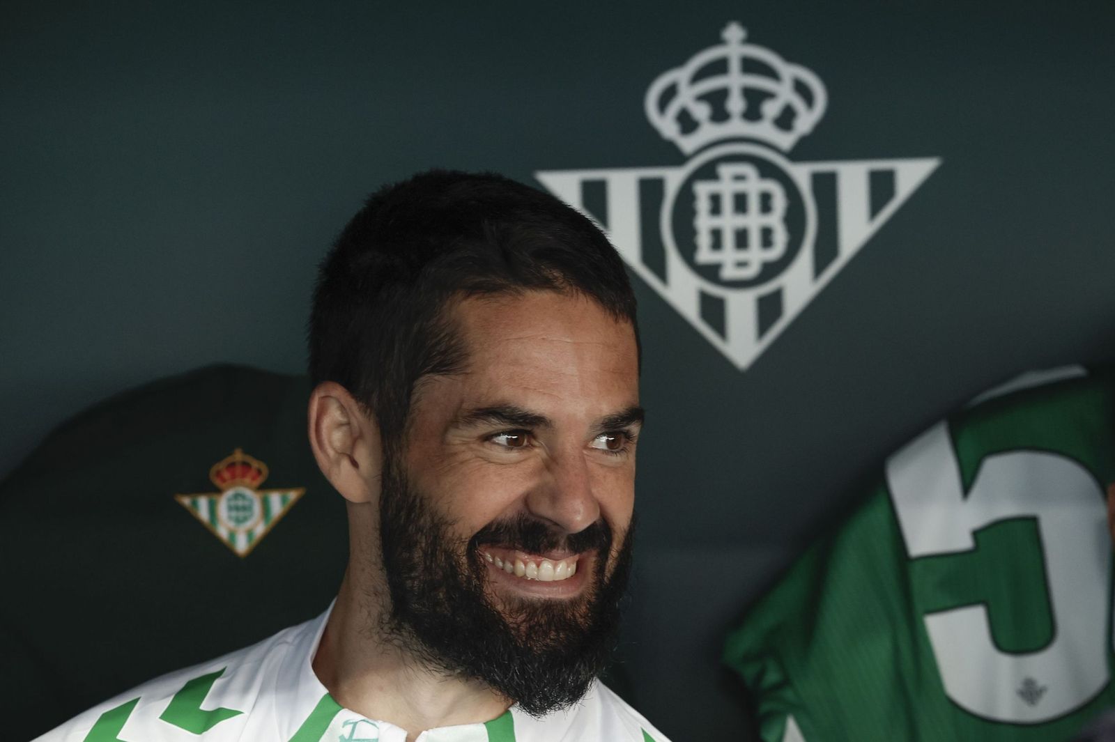 Isco, en el banquillo antes del inicio del Betis-Girona, donde se estrenó esta temporada.