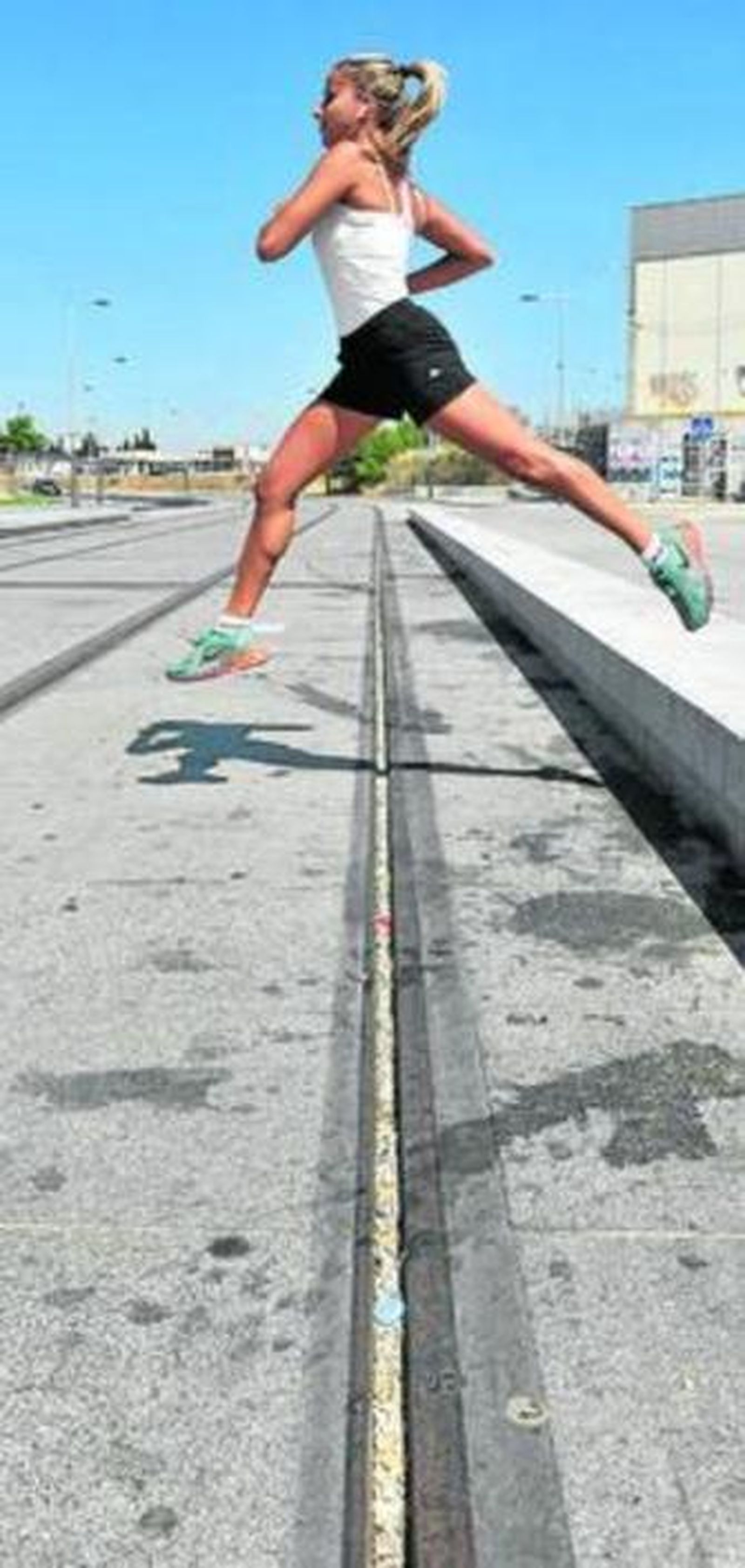 Una deportista atraviesa las vías abandonadas del tranvía de Alcalá.