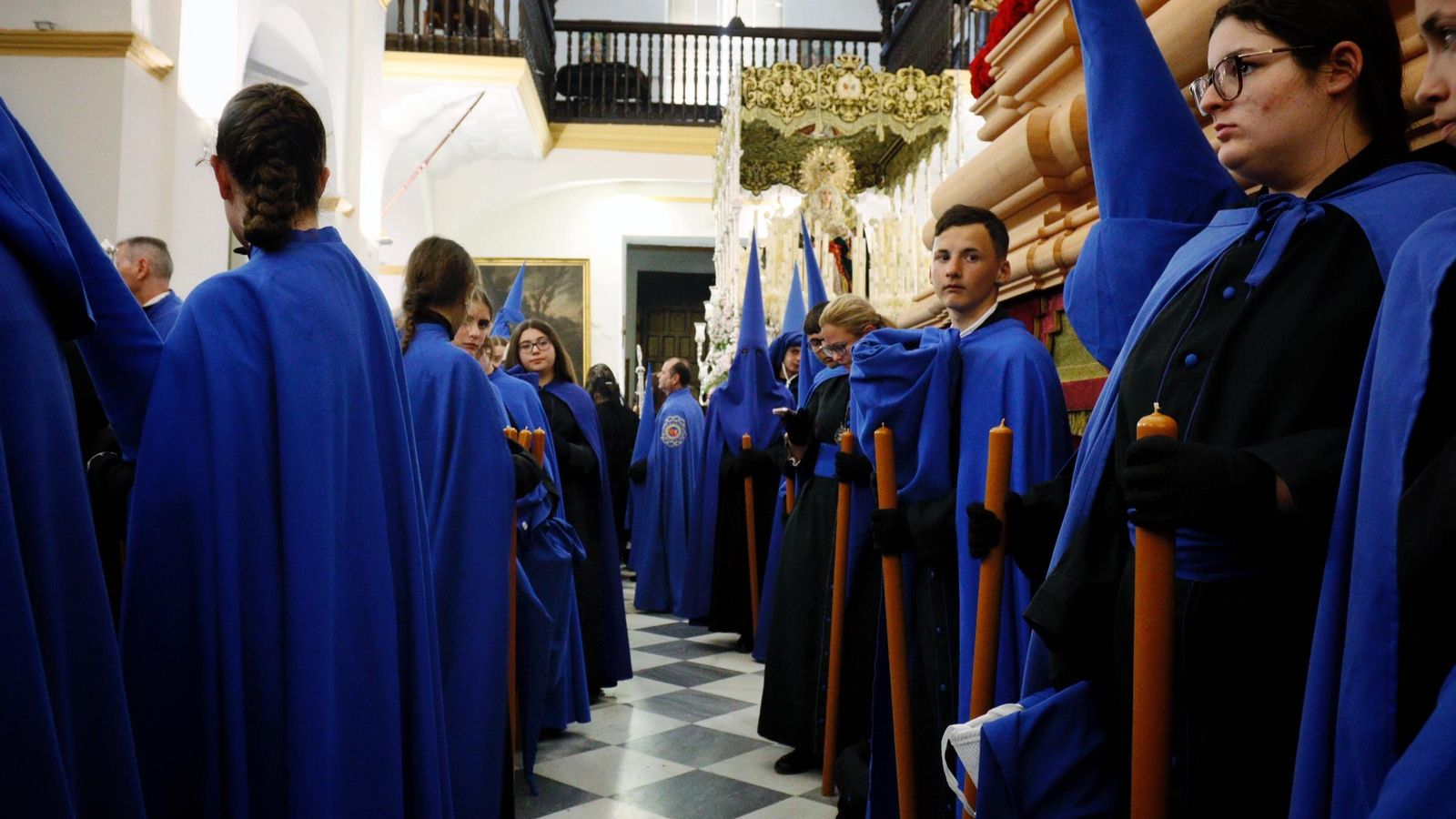 Rostros tristes, esperando la decisión de la junta de gobierno de Afligidos.